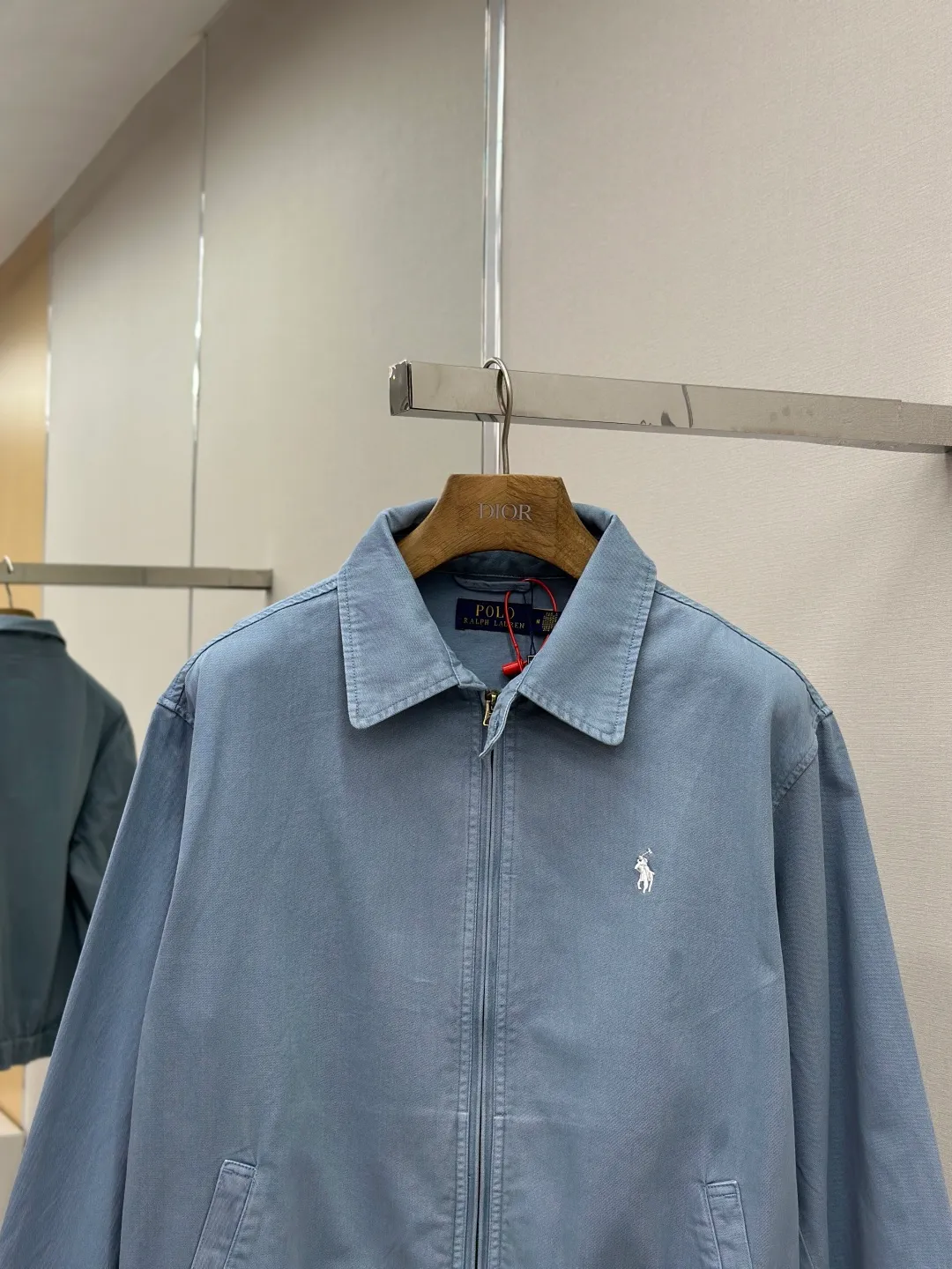 P490 Ralph Lauren embroidered zipper jacket. Customized cloudy blue twill cotton. Soft and silky. Comfortable against the skin. Mainly based on cloudy blue. A color with a life attitude. Exquisite white pony logo is embellished. Fully recognizable. With a breath of freedom and vitality. A symphony of pure and smart colors. Reconstruct the classic with a neat silhouette. Use advanced computer control system and precision mechanical components to realize the iconic pony embroidery operation with high precision and smooth and delicate lines. Process 2: Template machine bag opening. The preset template guides the position, shape and size of the bag opening. The accuracy ensures the quality of the bag opening effect. 230 Process 3: The hem is made in one go using a three-needle waist-drawing machine. The elastic band and fabric are sewn together in the same process using the special needle position and feeding mechanism of the machine. The three-needle design is more solid. Able to evenly distribute pressure and ensure tight fit between the elastic band and the fabric. Process 4: Follow the original color system for dyeing. Prioritize the original color and fabric material. Select special dyes. Reheat to appropriate temperature. Perform dip-dyeing. Finally, perform color registration. Accessories: Customized Ralph Lauren engraved buckle. Customized Ralph Lauren bronze zipper. Customized Ralph Lauren trademark. Version: Fitted version. Size: S M L XL.